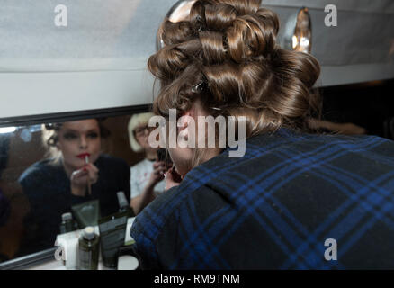 New York, USA - 13 Février 2019 : Modèle se prépare en coulisses pour Zang Toi Automne/Hiver collection durant la Fashion Week de New York au printemps Studios Crédit : lev radin/Alamy Live News Banque D'Images