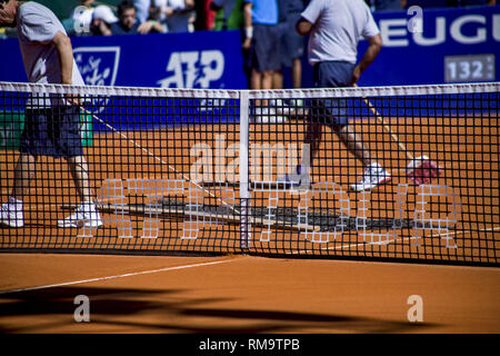 Buenos Aires, capitale fédérale, l'Argentine. Feb 13, 2019. Les préparatifs pour le début du match dans la cour principale de la Vilas Guillermos Buenos Aires Lawn Tennis Club, à l'ATP 250 de l'Argentine ouvrir en 2019. Credit : Roberto Almeida Aveledo/ZUMA/Alamy Fil Live News Banque D'Images