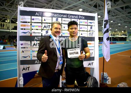 Dublin. Feb 14, 2019. Su Bingtian (R) de la Chine pose après qu'il a remporté le 60m de l'événement final à l'AIT Grand Prix International Indoor 2019 à Athlone, centre de l'Irlande, le 13 février 2019. Su Bingtian de Chine a remporté la finale hommes 60m avec 6,52 secondes à AIT Grand Prix International Indoor 2019 le mercredi soir. Source : Xinhua/Alamy Live News Banque D'Images