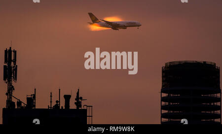 Frankfurt am Main, Allemagne. 07Th Jan, 2016. Un Airbus A380 Lufthansa en venant d'atterrir à l'aéroport de Frankfurt am Main, Allemagne, 07 janvier 2016. La lumière du matin illumine la vapeur autour de l'avion. Le nouveau bâtiment de la tour Henninger Turm peut être vu en bas à droite. PHOTO : FRANK RUMPENHORST/DPA | Conditions de crédit dans le monde entier : dpa/Alamy Live News Banque D'Images