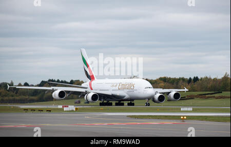 Hambourg, Allemagne. 29 Oct, 2018. Airbus A380-800 d'Emirates à l'atterrissage à l'aéroport d'Hambourg. La compagnie aérienne a commencé les vols réguliers vers Hambourg avec l'Airbus A380. Crédit : Daniel Reinhardt/dpa | dans le monde d'utilisation/dpa/Alamy Live News Banque D'Images