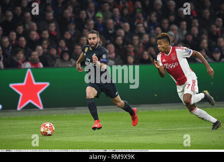 Amsterdam, Pays-Bas. Feb 13, 2019. Real Madrid's Daniel Carvajal (L) et l'Ajax David Derempa au cours de la ronde de la Ligue des Champions 16 1ère manche match entre l'AFC Ajax 1-2 Real Madrid CF à Johan Cruijff Arena à Amsterdam, Pays-Bas, le 13 février 2019. Credit : Takamoto Tokuhara/AFLO/Alamy Live News Banque D'Images