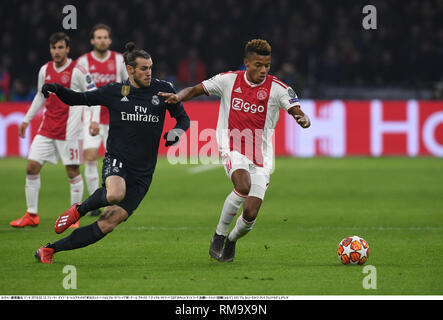 Amsterdam, Pays-Bas. Feb 13, 2019. Real Madrid's Gareth Bale (L) et l'Ajax David Derempa au cours de la ronde de la Ligue des Champions 16 1ère manche match entre l'AFC Ajax 1-2 Real Madrid CF à Johan Cruijff Arena à Amsterdam, Pays-Bas, le 13 février 2019. Credit : Takamoto Tokuhara/AFLO/Alamy Live News Banque D'Images