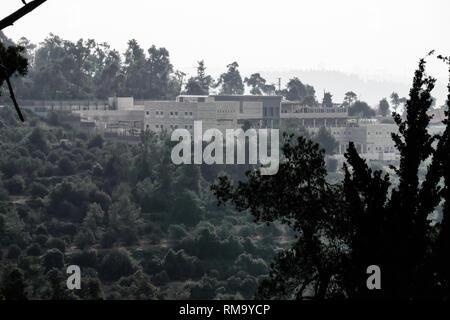 Abu Gosh, Israël. 14 Février, 2019. Niché dans les collines de Judée entre le village israélien arabe d'Abu Gosh et le peuple juif Kibbutz Maale Hahamisha, à un emplacement associé à la conception biblique de l'emplacement de Kiryat Yaarim dans lequel l'arche de l'Alliance était garé avant d'être porté à Jérusalem par le roi David, sur le chemin d'Emmaüs Nicopolis Emmaüs qui se rend à Jérusalem, Saxum, un nouveau centre d'accueil Chrétien ouvre ses portes aux visiteurs. Credit : Alon Nir/Alamy Live News Banque D'Images