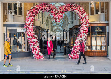 Londres, Royaume-Uni. 8Th Feb 2019. Un géant Happy Valentines Day accueille les gens à l'extrémité nord de la Burlington Arcade. Crédit : Guy Bell/Alamy Live News Banque D'Images