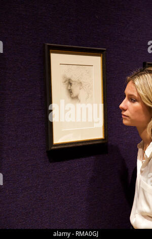 Londres, Royaume-Uni. Feb 14, 2019. Bonhams Photocall pour Laura Knight's Fine de Cirque 19e siècle a eu lieu à la Vente Bonhams New Bond Street. Sur l'écran : SIR EDWARD COLEY Burne-Jones, BT., ARA, RWS (britannique, 1833-1898) Étude d'une tête de profil estimé à £ 5 000 - 7 000 Les travaux ont été dans la même collection privée depuis plus de 50 ans. Credit : Keith Larby/Alamy Live News Banque D'Images