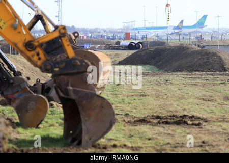 Dublin, Irlande. 8Th Feb 2019. Le Premier ministre irlandais, An Taoiseach, Leo Varadkar TD et le ministre irlandais des Transports, Tourisme et sport, Shane Ross pose TD pour les photographes pendant la première pelletée de terre pour l'aéroport de Dublin's nouvelle piste du nord, le jeudi 14 février 2019. L'aéroport de Dublin affirme sa nouvelle deuxième piste permettra de créer plus de 2 milliards d'euros dans l'activité économique au cours des 24 dernières années. Crédit : Paul McErlane/Alamy Live News Banque D'Images