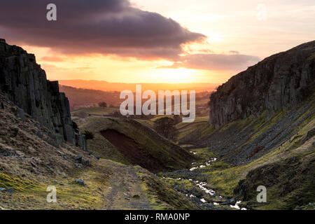 Teesdale, Holwick, comté de Durham, Royaume-Uni. Jeudi 14 février 2019. Météo britannique. C'était un endroit frais et coloré pour commencer la journée comme le soleil se levait sur la spectaculaire géologie de Holwick cicatrices dans le North Pennines ce matin. Crédit : David Forster/Alamy Live News Banque D'Images