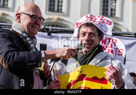 Munich, Bavière, Allemagne. Feb 14, 2019. Pour signifier l'échec de la deuxième série de pourparlers avec les employeurs, le Ver.di Verdi allemande de l'union du travail a organisé une action forte 200 flashmob au fameux Schloss Nymphenburg à Munich pour lancer une nouvelle vague de grève. Credit : ZUMA Press, Inc./Alamy Live News Banque D'Images