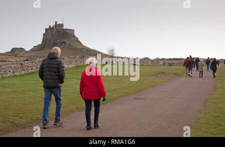 Château de Lindisfarne, Holy Island, Northumberland, England, UK. 14 février 2019. Des centaines de visiteurs se rendent sur l'Île Sainte, comme échafaudage a finalement été retiré de l'extérieur des murs du château après quatre années de rénovation et travaux de conservation. Le coût du travail plus de trois millions de livres et a impliqué la suppression et la restauration de 108 fenêtres. Credit : Arch White/Alamy Live News Banque D'Images