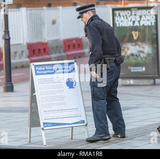 14 février 2019 London Romford. La deuxième de la Police métropolitaine, les essais à l'extérieur de la gare, de Romford controversée la technologie de reconnaissance de visage en direct a eu lieu. Elle a attiré l'intérêt des médias internationaux avec les équipes de tournage de Al Jazeera, le Japon et la France, entre autres, portant sur l'essai. L'analyse des caméras de reconnaissance faciale passant les piétons et si l'un d'entre eux sont sur une liste de surveillance 'police' ils seront arrêtés. Le dernier procès à Romford a abouti à cinq arrestations. Crédit : Ian Davidson/Alamy Live News Banque D'Images