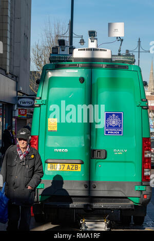 14 février 2019 London Romford. La deuxième de la Police métropolitaine, les essais à l'extérieur de la gare, de Romford controversée la technologie de reconnaissance de visage en direct a eu lieu. Elle a attiré l'intérêt des médias internationaux avec les équipes de tournage de Al Jazeera, le Japon et la France, entre autres, portant sur l'essai. L'analyse des caméras de reconnaissance faciale passant les piétons et si l'un d'entre eux sont sur une liste de surveillance 'police' ils seront arrêtés. Le dernier procès à Romford a abouti à cinq arrestations. Crédit : Ian Davidson/Alamy Live News Banque D'Images