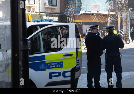 14 février 2019 London Romford. La deuxième de la Police métropolitaine, les essais à l'extérieur de la gare, de Romford controversée la technologie de reconnaissance de visage en direct a eu lieu. Elle a attiré l'intérêt des médias internationaux avec les équipes de tournage de Al Jazeera, le Japon et la France, entre autres, portant sur l'essai. L'analyse des caméras de reconnaissance faciale passant les piétons et si l'un d'entre eux sont sur une liste de surveillance 'police' ils seront arrêtés. Le dernier procès à Romford a abouti à cinq arrestations. Crédit : Ian Davidson/Alamy Live News Banque D'Images