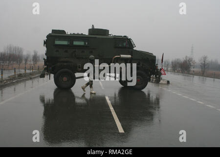 Srinagar, au Cachemire. Feb 14, 2019. Les soldats de l'armée indienne monte la garde après une explosion à Pampore, sous contrôle indien du Cachemire, Jeudi, Février 14, 2019. Des responsables de la sécurité disent au moins 30 soldats ont été tués et 20 autres blessés par une grande explosion qui a frappé un convoi paramilitaire d'une touche l'autoroute à la périphérie de la ville principale de la région contestée de Srinagar Crédit : Sofi suhail/Alamy Live News Banque D'Images