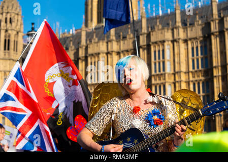 Madeleina Kay avec Brexit manifestations devant le Parlement, Westminster, London, UK, comme pro-UE et les militants pro-Brexit essayer de rendre leurs points Banque D'Images