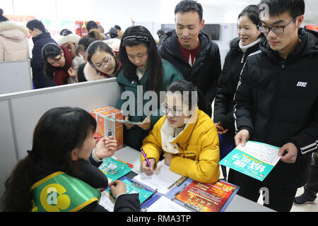 Lianyungang, Chine, province de Jiangsu. Feb 14, 2019. Recherche d'emploi s'informer sur l'information sur le recrutement d'un salon de l'emploi dans le comté de Guanyun de Lianyungang Ville, Province de Jiangsu Chine orientale, le 14 février 2019. Credit : Wu Chenguang/Xinhua/Alamy Live News Banque D'Images