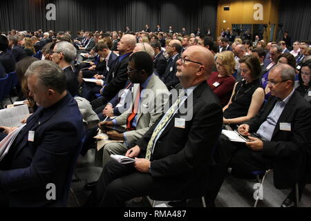 Dublin. Feb 14, 2019. Les gens assistent à l'Financial Forum à Dublin, Irlande, le 13 février 2019. Pour faire reculer sur la mondialisation et réintroduire les obstacles au commerce ne sont pas l'approche du gouvernement irlandais pour faire face aux défis mondiaux, a déclaré le Premier ministre irlandais, Leo Varadkar. Varadkar a fait ces remarques en traitant le quatrième Forum financier européen annuel qui s'est terminé ici le mercredi soir. Source : Xinhua/Alamy Live News Banque D'Images