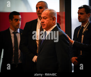 Varsovie, Pologne. Feb 14, 2019. Le Premier ministre israélien Benjamin Netanyahu arrive au stade national pour la conférence de Varsovie sur le Moyen-Orient à Varsovie, Pologne, le 14 février, 2019. La Pologne a organisé une conférence internationale de deux jours parrainée par les États-Unis au sujet de la paix et de la sécurité dans la région du Moyen-Orient. Credit : Jaap Arriens/Xinhua/Alamy Live News Banque D'Images