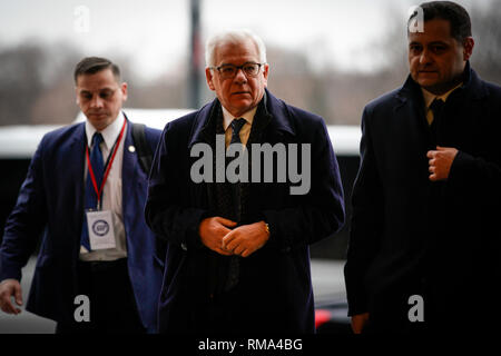 Varsovie, Pologne. Feb 14, 2019. Le ministre des Affaires étrangères polonais Jacek Czaputowicz (C) arrive au stade national pour la conférence de Varsovie sur le Moyen-Orient à Varsovie, Pologne, le 14 février, 2019. La Pologne a organisé une conférence internationale de deux jours parrainée par les États-Unis au sujet de la paix et de la sécurité dans la région du Moyen-Orient. Credit : Jaap Arriens/Xinhua/Alamy Live News Banque D'Images