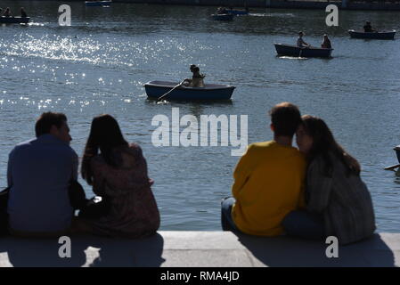 Madrid, Madrid, Espagne. Feb 14, 2019. Des couples sont vus assis ensemble au parc du Retiro à Madrid au cours de la Saint Valentin.Saint Valentine's Day est reconnu comme une célébration de l'amour et la romance dans de nombreuses régions du monde. Crédit : John Milner SOPA/Images/ZUMA/Alamy Fil Live News Banque D'Images