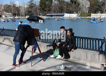 Madrid, Madrid, Espagne. Feb 14, 2019. Un couple vu posant pour une photo au parc du Retiro à Madrid au cours de la Saint Valentin.Saint Valentine's Day est reconnu comme une célébration de l'amour et la romance dans de nombreuses régions du monde. Crédit : John Milner SOPA/Images/ZUMA/Alamy Fil Live News Banque D'Images