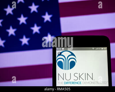 L'Ukraine. Feb 14, 2019. Nu Skin Enterprises logo de l'entreprise vu affichée sur un téléphone intelligent. Crédit : Igor Golovniov SOPA/Images/ZUMA/Alamy Fil Live News Banque D'Images