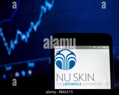 L'Ukraine. Feb 14, 2019. Nu Skin Enterprises logo de l'entreprise vu affichée sur un téléphone intelligent. Crédit : Igor Golovniov SOPA/Images/ZUMA/Alamy Fil Live News Banque D'Images