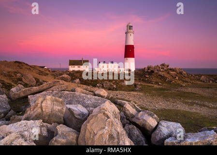 Portland Bill, Dorset, UK. 14 février 2019. Météo britannique. Le ciel tourne une rose au-dessus de Porland Bill Lighthouse dans le Dorset au coucher du soleil après une journée ensoleillée. Crédit photo : Graham Hunt/Alamy Live News Banque D'Images