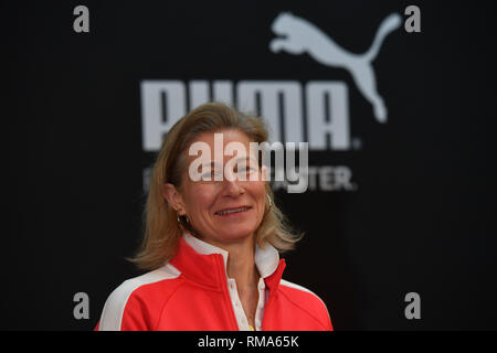 Anne-Laure Descours (FRA, membre de la direction, chef de l'agent de sourcing), en face de Puma logo, emblème de la marque, image unique, seul motif, portrait, portrait, portrait. Bilanz PUMA conférence de presse le 14.02.2020 à Herzogenaurach. Fabricant d'articles de sport, de marque lifestyle, marque. Dans le monde d'utilisation | Banque D'Images