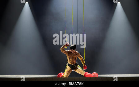 Berlin, Allemagne. Feb 14, 2019. Chanteur ténor Julian Prégardien est suspendu à des cordes pendant une répétition pour la Flûte enchantée de Mozart au Staatsoper Unter den Linden. Il chante et joue le rôle principal de Tamino dans La Flûte enchantée. La production est réédité par le directeur de théâtre Yuval Sharon. Credit : Annette Riedl/dpa/Alamy Live News Banque D'Images