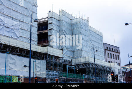 BIRMINGHAM, UK - Mars 2018 Construction d'un bâtiment recouvert d'un tissu blanc pour la protection. La structure des tours d'inachevé près de Feu. Pôle bleu S Banque D'Images