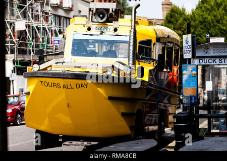 BIRMINGHAM, UK - Mars 2018 London Duck Tours véhicule amphibie utiliser pour faire du tourisme sur la terre et l'eau. Transport jaune garée sur Windsor Roadsi Banque D'Images