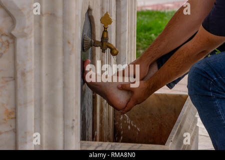 L'homme de laver ses pieds de la préparation de la prier. Avant l'ablution en priant Banque D'Images