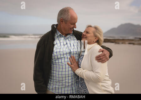 Senior couple enlacés sur la plage Banque D'Images