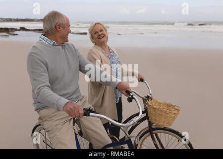 Couple en interaction les uns avec les autres tout en riding bicycle Banque D'Images