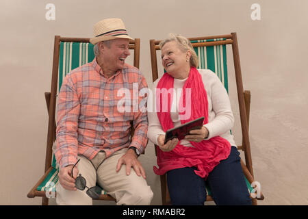 Senior couple tout en vous relaxant dans un transat Banque D'Images