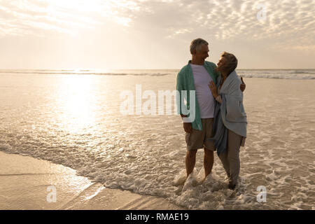 Senior couple enlacés sur la plage Banque D'Images