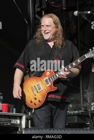 Chanteur, auteur-compositeur et guitariste Warren Haynes est montré sur scène pendant un concert 'live' apparence avec Phil Lesh & Friends. Banque D'Images