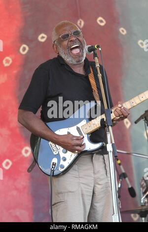 Le chanteur et guitariste Wendell Holmes est montré sur scène pendant un concert de l'apparence des Frères Holmes. Banque D'Images