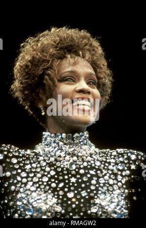 Chanteur, auteur-compositeur, acteur, producteur, producteur de cinéma et ancien mannequin, Whitney Houston, est montré sur scène pendant un concert 'live'. Banque D'Images