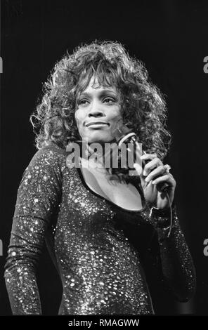 La chanteuse Whitney Houston est montré sur scène pendant un concert en direct de l'apparence. Banque D'Images