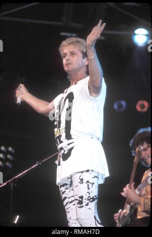 Chanteur Jon Anderson du groupe rock progressif Yes est montré sur scène pendant un concert en direct de l'apparence. Banque D'Images