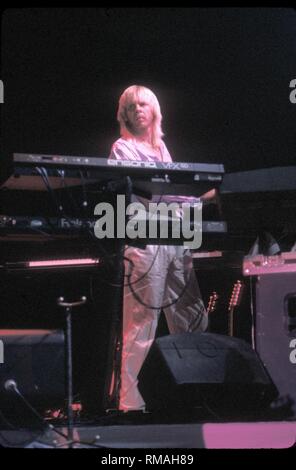 Claviériste, compositeur et auteur-compositeur Rick Wakeman du groupe de rock progressif Yes est montré sur scène pendant un concert en direct de l'apparence. Banque D'Images