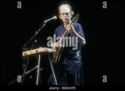 Steve Howe, guitariste et chanteur du groupe de rock progressif Yes est montré sur scène pendant un concert en direct de l'apparence. Banque D'Images