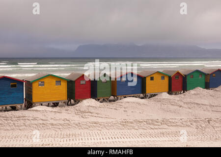 Cabines de plage multicolores sur plage avec l'océan dans l'arrière-plan Banque D'Images