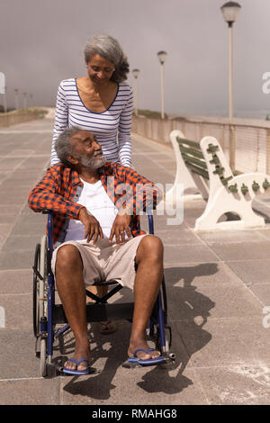 Senior et senior femme parlant les uns avec les autres sur la promenade Banque D'Images