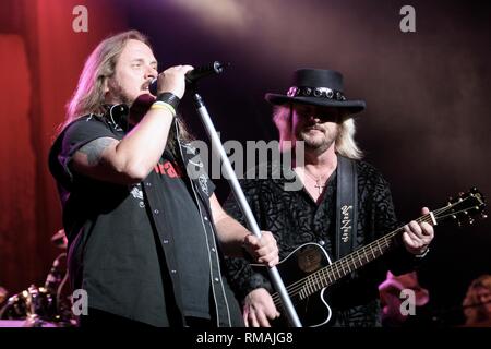 Van Zant, le duo musical composé de frères Donnie et Johnny Van Zant, sont indiqués l'exécution sur scène lors d'un concert en direct de l'apparence. Banque D'Images