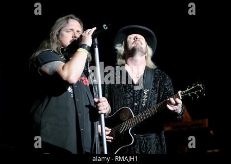 Van Zant, le duo musical composé de frères Donnie et Johnny Van Zant, sont indiqués l'exécution sur scène lors d'un concert en direct de l'apparence. Banque D'Images