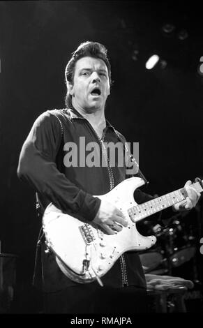 Guitariste, chanteur et auteur-compositeur Jimmie Vaughan est montré sur scène pendant un concert en direct de l'apparence. Banque D'Images