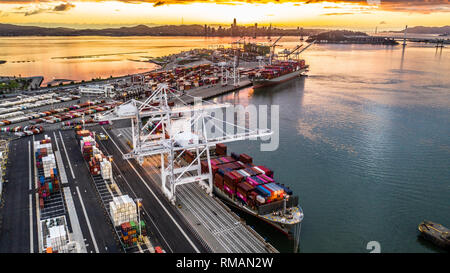 D'un cargo dans le port d'Oakland, Californie Banque D'Images